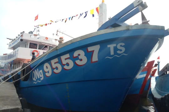 Tàu cá vỏ composite đầu tiên của Quảng Ngãi. Ảnh: Dân trí