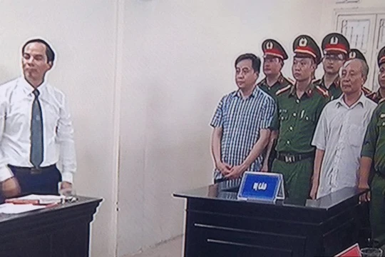 Vũ "nhôm" và các bị can nghe tuyên án chiều 30/7. Ảnh chụp từ clip, qua màn hình.