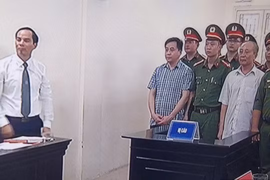 Vũ "nhôm" và các bị can nghe tuyên án chiều 30/7. Ảnh chụp từ clip, qua màn hình.