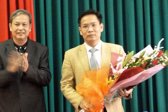 Ông Phan Tiến Diện ôm hoa trong ngày nhận quyết định bổ nhiệm phó giám đốc Sở TNMT tỉnh Sơn La - Ảnh: Báo Tài Nguyên Và Môi Trường