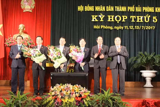 Hai tân Phó chủ tịch UBND thành phố Hải Phòng (người thứ 2 và 3 từ trái sang). Nguồn: haiphong.gov.vn