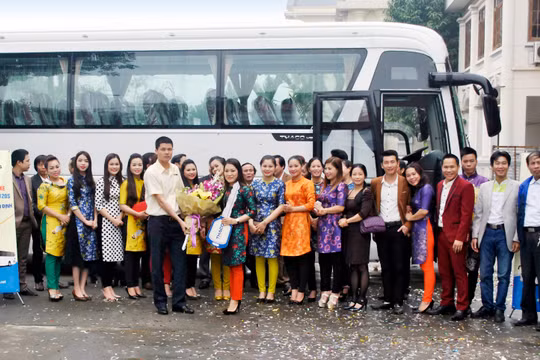 Thaco tặng xe cho Nhà hát chèo Việt Nam