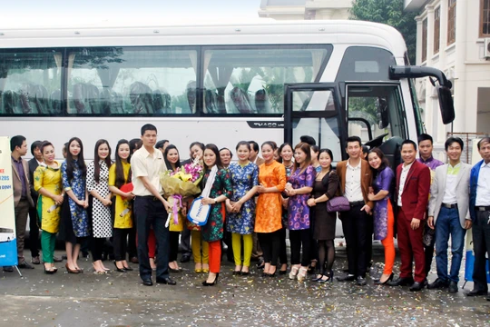 Thaco tặng xe cho Nhà hát chèo Việt Nam