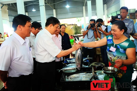  Phó Chủ tịch UBND TP Đà Nẵng Dặng Việt Dũng mua cá tại điểm bán được cấp giấy chứng nhận của Chi Cục quản lý chất lượng nông lâm thủy sản (Sở NN & PTNT Đà Nẵng)