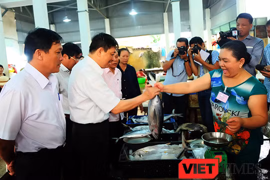  Phó Chủ tịch UBND TP Đà Nẵng Dặng Việt Dũng mua cá tại điểm bán được cấp giấy chứng nhận của Chi Cục quản lý chất lượng nông lâm thủy sản (Sở NN & PTNT Đà Nẵng)