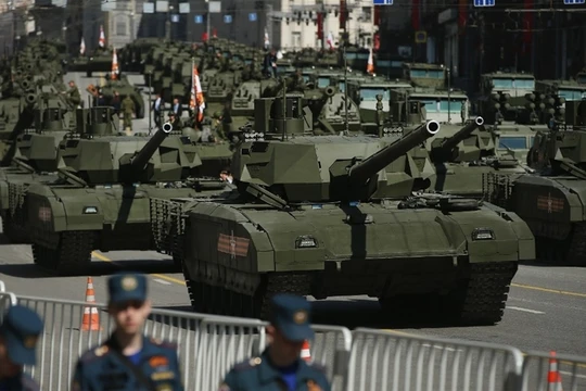 Dàn xe tăng tối tân tham gia lễ duyệt binh kỷ niệm 70 năm ngày Chiến thắng (ảnh: CNN)