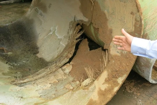 Một đoạn đường ống nước sạch sông Đà bị vỡ trong một lần bị gặp sự cố 