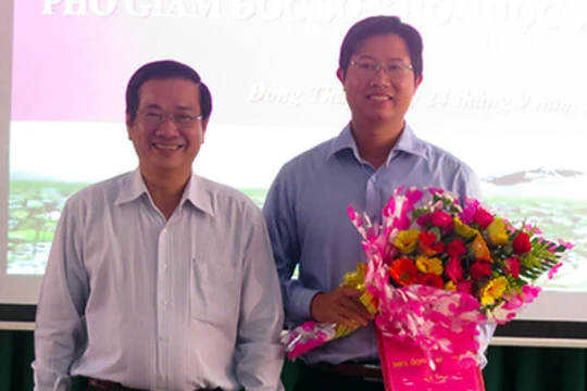 Ông Huỳnh Minh Tuấn (phải) giám đốc sở trẻ nhất của tỉnh Đồng Tháp - Ảnh: Ông Tuấn lúc được bổ nhiệm làm phó giám đốc sở - cổng thông tin điện tử Đồng Tháp