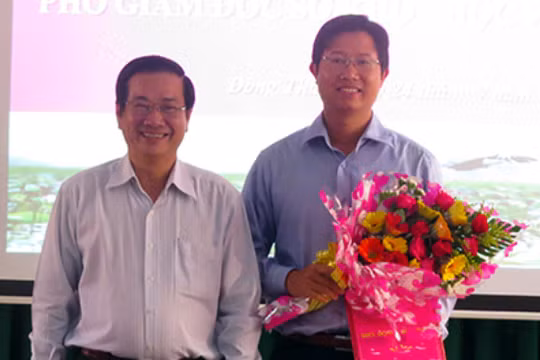 Ông Huỳnh Minh Tuấn (phải) giám đốc sở trẻ nhất của tỉnh Đồng Tháp - Ảnh: Ông Tuấn lúc được bổ nhiệm làm phó giám đốc sở - cổng thông tin điện tử Đồng Tháp