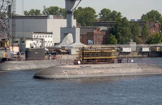 Tàu ngầm Kilo 636.3, chiếc Kolpino vừa hạ thuỷ được tàu kéo đưa đến vị trí tiếp tục hoàn thiện, phía trong là tàu ngầm Bà Rịa - Vũng Tàu của hải quân Việt Nam (lớp Kilo 636.1) - Ảnh: livejournal