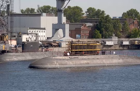 Tàu ngầm Kilo 636.3, chiếc Kolpino vừa hạ thuỷ được tàu kéo đưa đến vị trí tiếp tục hoàn thiện, phía trong là tàu ngầm Bà Rịa - Vũng Tàu của hải quân Việt Nam (lớp Kilo 636.1) - Ảnh: livejournal