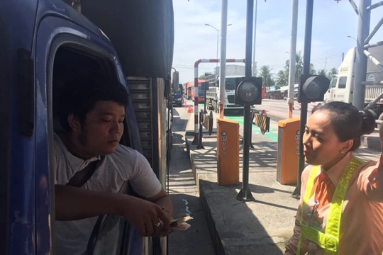 Tài xế bắt đầu dùng tiền lẻ qua trạm thu phí Cai Lậy