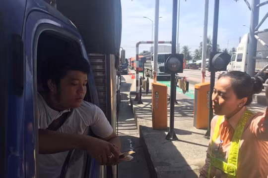 Tài xế bắt đầu dùng tiền lẻ qua trạm thu phí Cai Lậy
