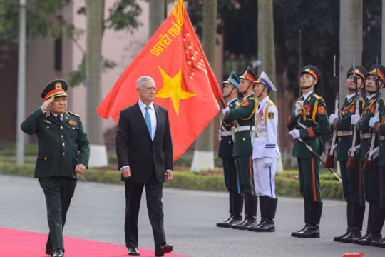 Bộ trưởng Quốc phòng Hợp chủng quốc Hoa Kỳ - ngài James Mattis - duyệt đội danh dự Quân đội nhân dân Việt Nam
