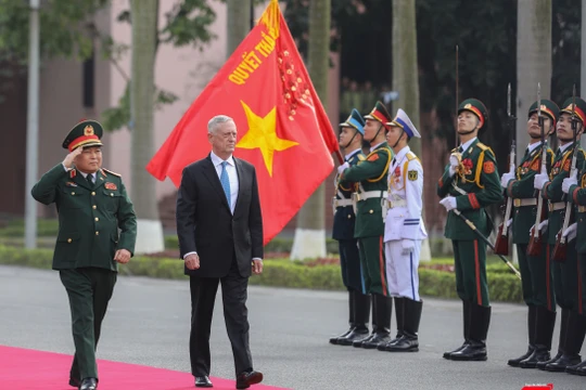 Bộ trưởng Quốc phòng Hợp chủng quốc Hoa Kỳ - ngài James Mattis - duyệt đội danh dự Quân đội nhân dân Việt Nam