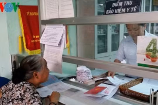 Người dân đến đăng kí tham gia Bảo hiểm Y tế theo hộ gia đình tại Phường 15, quận 10, TP.HCM