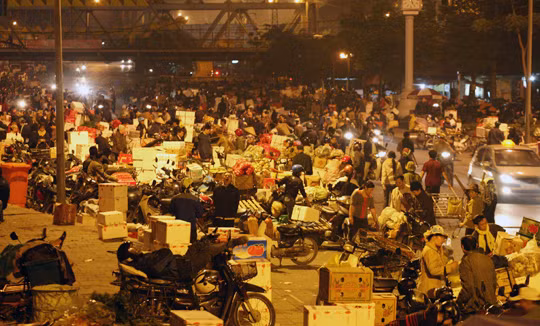 Chợ đầu mối Long Biên.