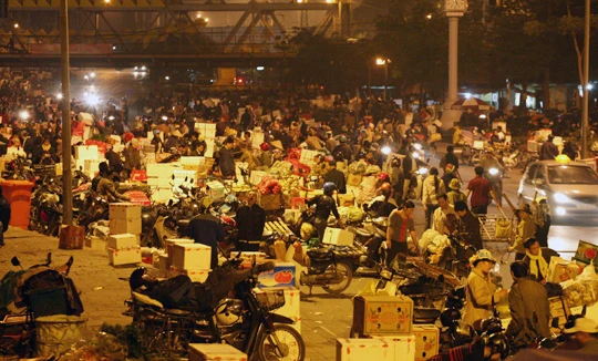 Chợ đầu mối Long Biên.