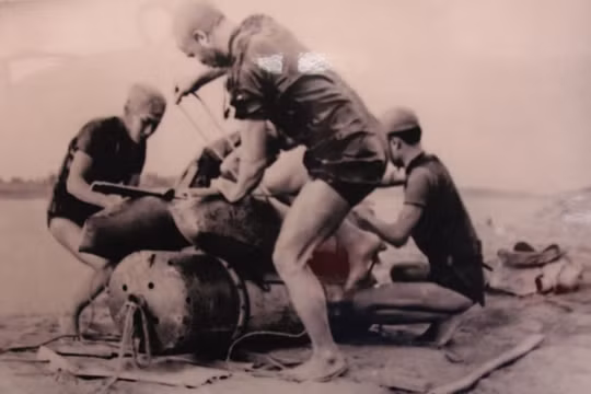 Chiến sĩ Lữ đoàn 126 thực hành tháo lắp thủy lôi vào năm 1968 - Ảnh tư liệu của Quân chủng Hải quân