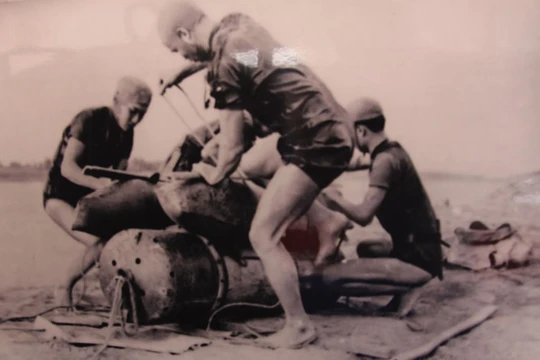 Chiến sĩ Lữ đoàn 126 thực hành tháo lắp thủy lôi vào năm 1968 - Ảnh tư liệu của Quân chủng Hải quân