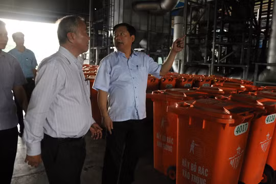 Bí thư Thành ủy TP HCM Đinh La Thăng thị sát tại huyện Hóc Môn mới đây.