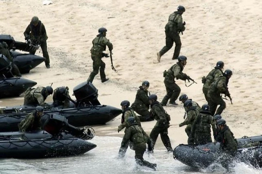 Lực lượng Phòng vệ Nhật Bản (SDF) diễn tập quân sự trên đảo Eniyabanare. Ảnh: Reuters