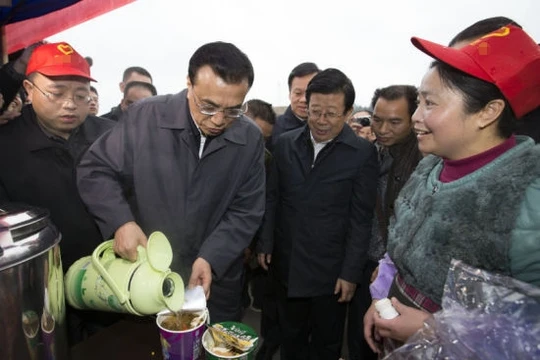 Đích thân ông Lý Khắc Cường đổ nước nóng nấu mì cho công nhân