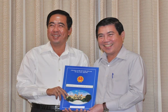 Chủ tịch UBND TP Nguyễn Thành Phong trao Quyết định bổ nhiệm cho ông Nguyễn Văn Lâm