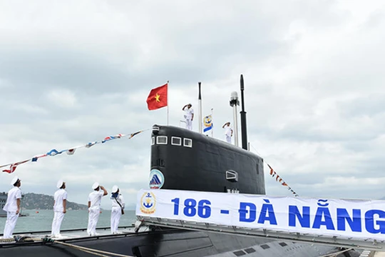 Sáng 28/2, hai tàu ngầm HQ 186 mang tên Đà Nẵng và HQ 187 mang tên Bà Rịa-Vũng Tàu đã chính thức thượng cờ (ảnh Quang Hiếu)