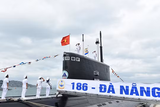 Sáng 28/2, hai tàu ngầm HQ 186 mang tên Đà Nẵng và HQ 187 mang tên Bà Rịa-Vũng Tàu đã chính thức thượng cờ (ảnh Quang Hiếu)