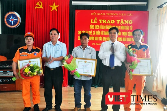 Ngày 21/5, lãnh đạo Bộ GTVT và tỉnh Quảng Nam tặng bằng khen đến các đơn vị và cá nhân trong việc tham gia cứu hộ, cứu nạn ngư dân bị nạn