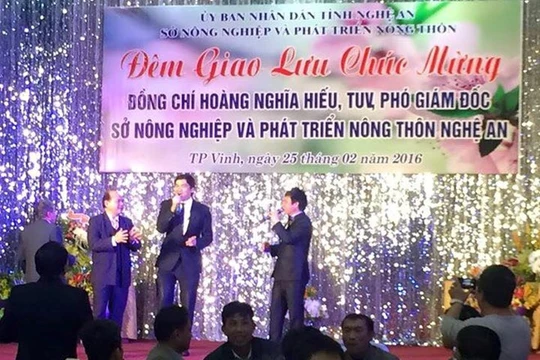 Ông Hiếu (ở giữa) trong bữa tiệc ngày nhận chức