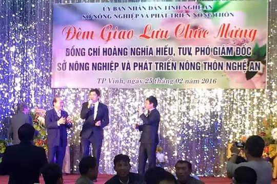 Ông Hiếu (ở giữa) trong bữa tiệc ngày nhận chức