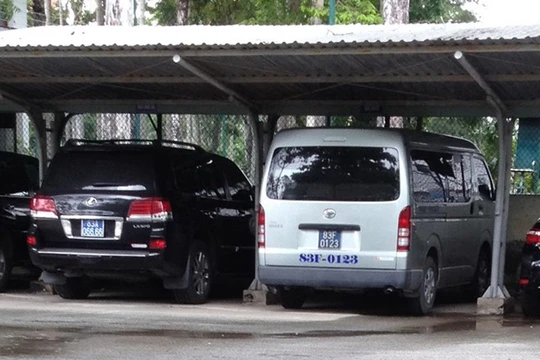 Tỉnh nghèo xài sang: Xe công đã thừa, sao vẫn cần thêm Lexus?