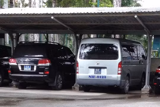 Tỉnh nghèo xài sang: Xe công đã thừa, sao vẫn cần thêm Lexus?