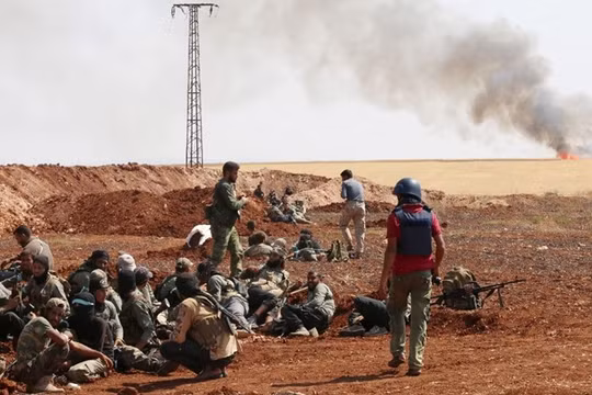 Thừa thắng, khủng bố gom hơn 2.000 quân bao vây Aleppo