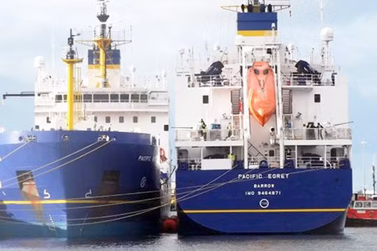 Hai con tàu “ma” chở vật liệu nhiệt hạch Pacific Heron và Pacific Egret tại Barrow-in-Furness, Anh trước khi khởi hành sang Nhật - Ảnh: Tổ chức bảo vệ môi trường CORE