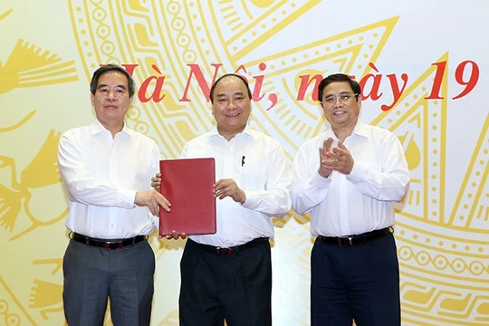 Thủ tướng Nguyễn Xuân Phúc thay mặt Bộ Chính trị trao Quyết định phân công đồng chí Nguyễn Văn Bình, Trưởng Ban Kinh tế Trung ương, giữ chức Trưởng Ban Chỉ đạo Tây Bắc. Ảnh: Zing