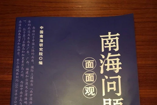 Tờ rơi tiếng Hoa gồm những nội dung xuyên tạc về Biển Đông mà Trung Quốc chủ ý phát cho các đại biểu quốc tế tại Đối thoại Shangri-La - Ảnh: V.T.