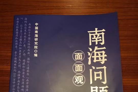 Tờ rơi tiếng Hoa gồm những nội dung xuyên tạc về Biển Đông mà Trung Quốc chủ ý phát cho các đại biểu quốc tế tại Đối thoại Shangri-La - Ảnh: V.T.