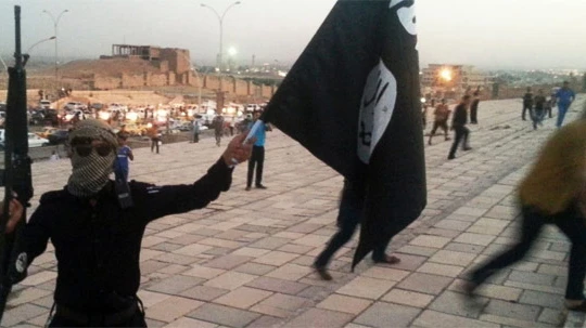 Một chiến binh IS ở Mosul, Iraq. (Ảnh: Reuters)