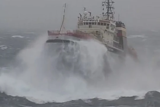 Cảnh tàu kéo Nikolay Chiker vượt sóng lớn đến lai dắt tàu sân bay Nga bị chết máy ở vịnh Biscay, Tây Ban Nha tháng 2.2012 - Ảnh cắt từ clip