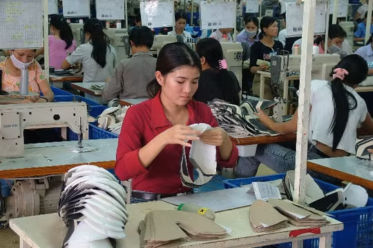 Sản xuất giày da xuất khẩu tại Cty giày Thánh Bình (Bình Phước)