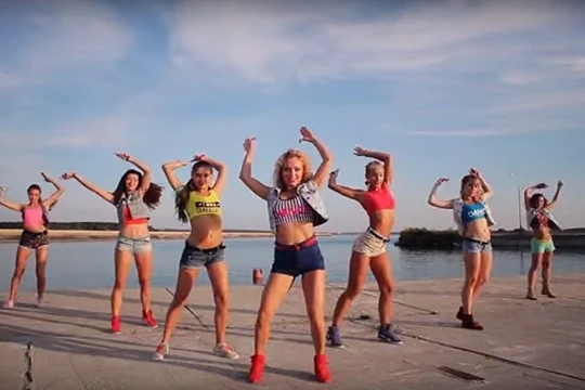 Video: Bỏng mắt vũ điệu bốc lửa của các cô gái Nga