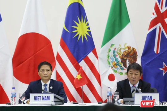 Bộ trưởng Bộ Công thương Trần Tuấn Anh và Bộ trưởng Chính sách Kinh tế Tài chính Nhật Bản Toshimitsu Motegi tại cuộc họp báo