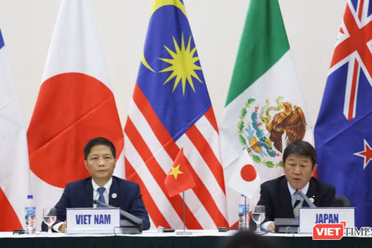 Bộ trưởng Bộ Công thương Trần Tuấn Anh và Bộ trưởng Chính sách Kinh tế Tài chính Nhật Bản Toshimitsu Motegi tại cuộc họp báo