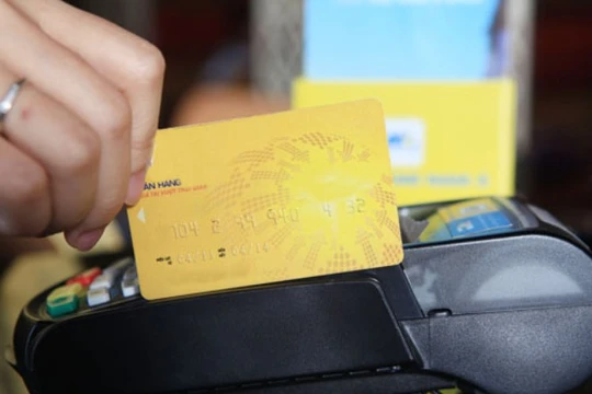 Ngân hàng, điểm chấp nhận thanh toán và chủ thẻ đều có lợi khi việc rút tiền mặt núp bóng tiền mua hàng hóa (Ảnh mang tính minh họa)