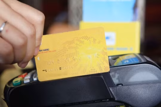Ngân hàng, điểm chấp nhận thanh toán và chủ thẻ đều có lợi khi việc rút tiền mặt núp bóng tiền mua hàng hóa (Ảnh mang tính minh họa)