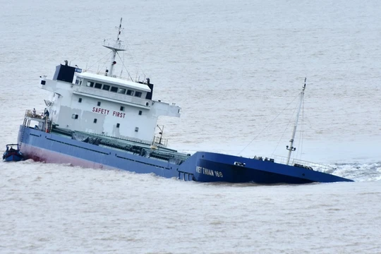 Một tàu bị chìm ở Quy Nhơn trong cơn bão. Ảnh: Zing