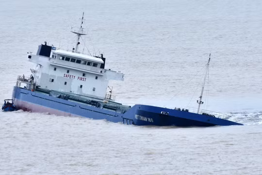 Một tàu bị chìm ở Quy Nhơn trong cơn bão. Ảnh: Zing